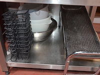 10 frietmandjes, inox rekje met 2 leggers , 6 mengkommen, 2 pvc bestek bakken, 4 pvc dienbladen, ca. 30 inox schalen, 10 menukaarten coca cola (2,4,5,9,14,15,22) - afbeelding 4 van  12