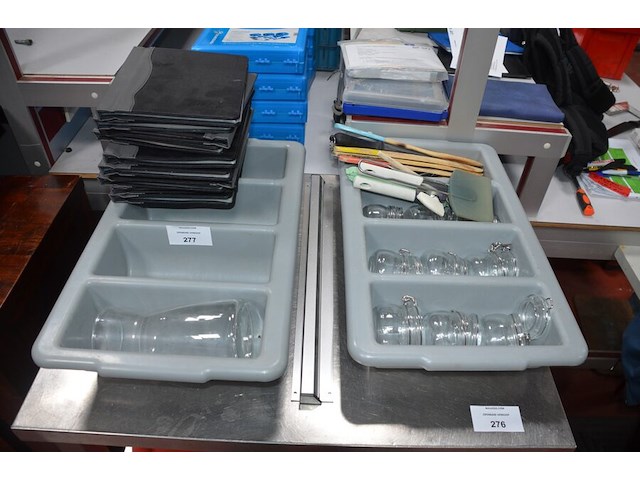 10 frietmandjes, inox rekje met 2 leggers , 6 mengkommen, 2 pvc bestek bakken, 4 pvc dienbladen, ca. 30 inox schalen, 10 menukaarten coca cola (2,4,5,9,14,15,22) - afbeelding 1 van  12