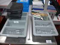 10 frietmandjes, inox rekje met 2 leggers , 6 mengkommen, 2 pvc bestek bakken, 4 pvc dienbladen, ca. 30 inox schalen, 10 menukaarten coca cola (2,4,5,9,14,15,22)