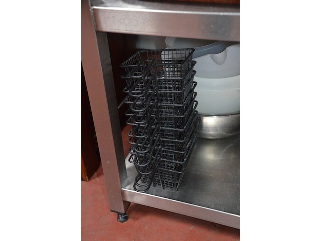 10 frietmandjes, inox rekje met 2 leggers , 6 mengkommen, 2 pvc bestek bakken, 4 pvc dienbladen, ca. 30 inox schalen, 10 menukaarten coca cola (2,4,5,9,14,15,22) - afbeelding 5 van  12