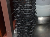 10 frietmandjes, inox rekje met 2 leggers , 6 mengkommen, 2 pvc bestek bakken, 4 pvc dienbladen, ca. 30 inox schalen, 10 menukaarten coca cola (2,4,5,9,14,15,22) - afbeelding 5 van  12