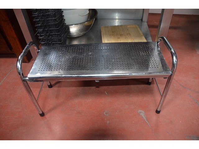 10 frietmandjes, inox rekje met 2 leggers , 6 mengkommen, 2 pvc bestek bakken, 4 pvc dienbladen, ca. 30 inox schalen, 10 menukaarten coca cola (2,4,5,9,14,15,22) - afbeelding 6 van  12
