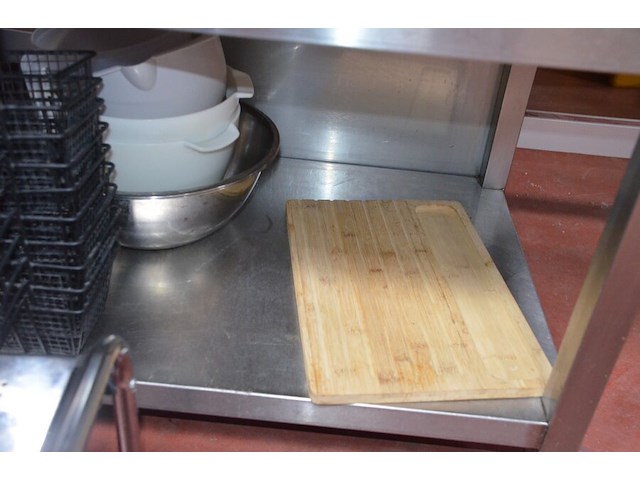 10 frietmandjes, inox rekje met 2 leggers , 6 mengkommen, 2 pvc bestek bakken, 4 pvc dienbladen, ca. 30 inox schalen, 10 menukaarten coca cola (2,4,5,9,14,15,22) - afbeelding 7 van  12