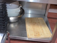 10 frietmandjes, inox rekje met 2 leggers , 6 mengkommen, 2 pvc bestek bakken, 4 pvc dienbladen, ca. 30 inox schalen, 10 menukaarten coca cola (2,4,5,9,14,15,22) - afbeelding 7 van  12