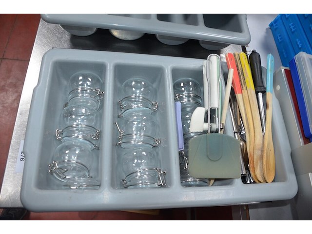 10 frietmandjes, inox rekje met 2 leggers , 6 mengkommen, 2 pvc bestek bakken, 4 pvc dienbladen, ca. 30 inox schalen, 10 menukaarten coca cola (2,4,5,9,14,15,22) - afbeelding 8 van  12