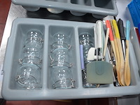 10 frietmandjes, inox rekje met 2 leggers , 6 mengkommen, 2 pvc bestek bakken, 4 pvc dienbladen, ca. 30 inox schalen, 10 menukaarten coca cola (2,4,5,9,14,15,22) - afbeelding 8 van  12