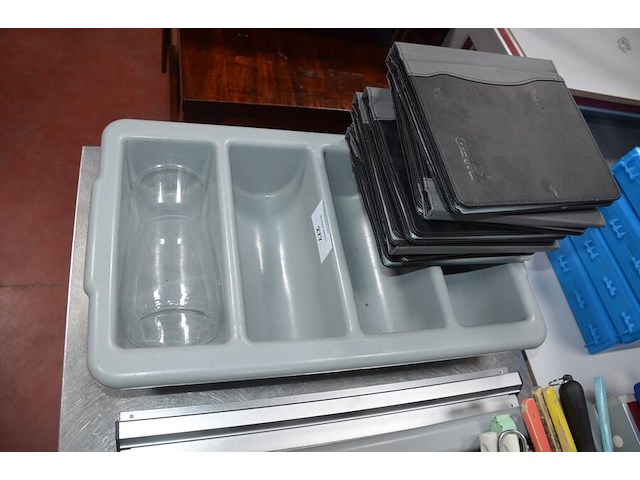 10 frietmandjes, inox rekje met 2 leggers , 6 mengkommen, 2 pvc bestek bakken, 4 pvc dienbladen, ca. 30 inox schalen, 10 menukaarten coca cola (2,4,5,9,14,15,22) - afbeelding 9 van  12