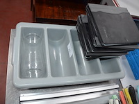 10 frietmandjes, inox rekje met 2 leggers , 6 mengkommen, 2 pvc bestek bakken, 4 pvc dienbladen, ca. 30 inox schalen, 10 menukaarten coca cola (2,4,5,9,14,15,22) - afbeelding 9 van  12