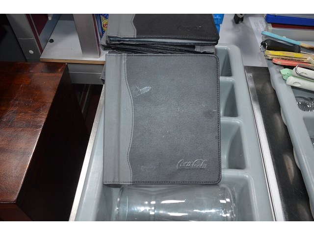 10 frietmandjes, inox rekje met 2 leggers , 6 mengkommen, 2 pvc bestek bakken, 4 pvc dienbladen, ca. 30 inox schalen, 10 menukaarten coca cola (2,4,5,9,14,15,22) - afbeelding 10 van  12