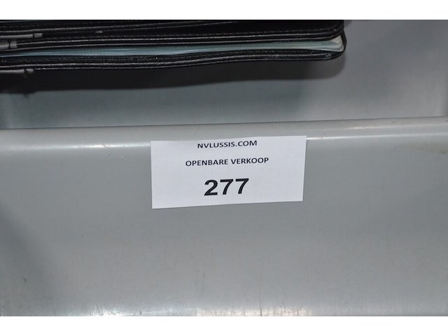 10 frietmandjes, inox rekje met 2 leggers , 6 mengkommen, 2 pvc bestek bakken, 4 pvc dienbladen, ca. 30 inox schalen, 10 menukaarten coca cola (2,4,5,9,14,15,22) - afbeelding 11 van  12