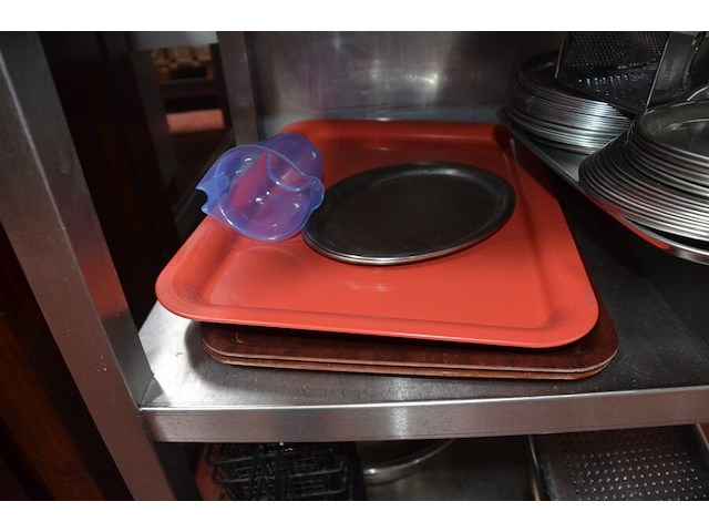 10 frietmandjes, inox rekje met 2 leggers , 6 mengkommen, 2 pvc bestek bakken, 4 pvc dienbladen, ca. 30 inox schalen, 10 menukaarten coca cola (2,4,5,9,14,15,22) - afbeelding 12 van  12