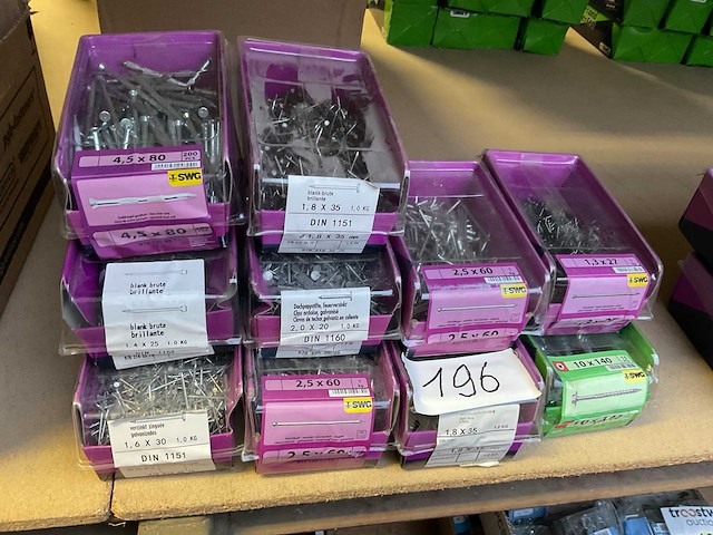 10 grijp dozen met nagels - afbeelding 1 van  7