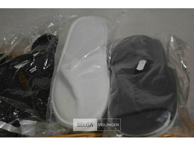 ±10 paar sloffen en 2 paar croxs - afbeelding 1 van  3