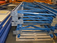 10 staandeers blauw afm. 6m hoogte en 1,10m breedte stow