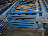 10 staandeers blauw afm. 6m hoogte en 1,10m breedte stow