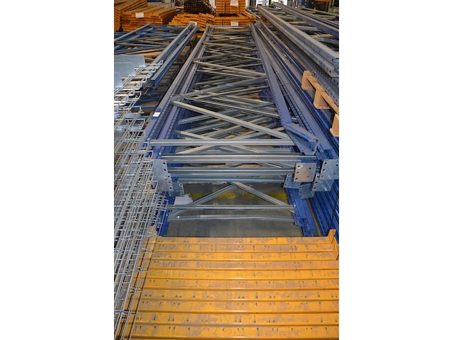 10 staanders blauw afm. 6,50m hoogte en 1,10m breedte jungheinrich waarvan 1 staander met schade - afbeelding 1 van  6