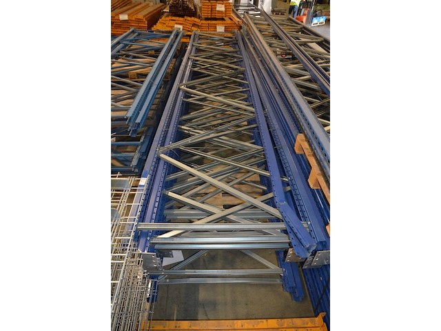 10 staanders blauw afm. 6,50m hoogte en 1,10m breedte jungheinrich waarvan 1 staander met schade - afbeelding 2 van  6