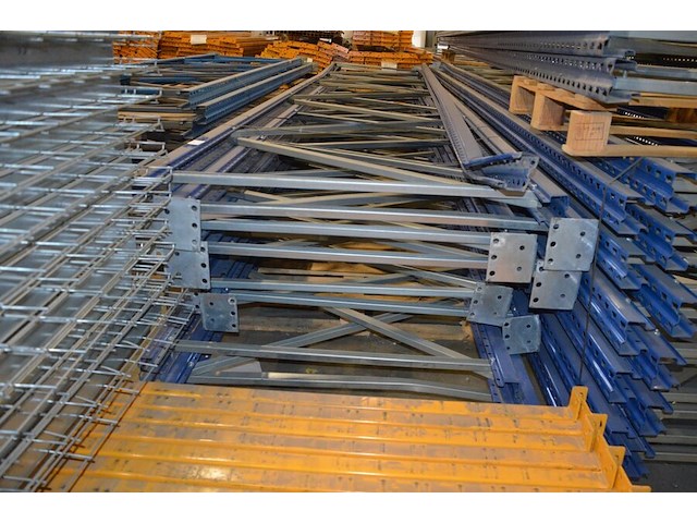 10 staanders blauw afm. 6,50m hoogte en 1,10m breedte jungheinrich waarvan 1 staander met schade - afbeelding 4 van  6
