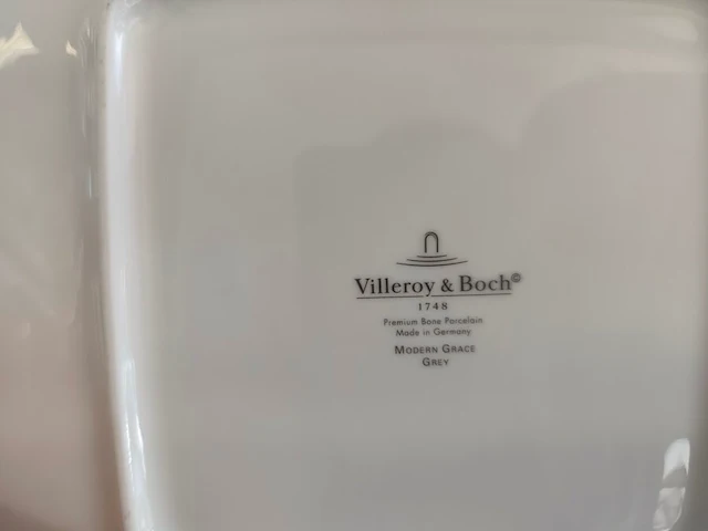 10 taupe/grijze porseleinen borden villeroy & boch, groot wit porseleinen bord villeroy & boch, (fruit)schaal leonardo, kristallen asbak royales de champagne 1666, vintage villeroy & boch wildrose theepot - afbeelding 2 van  15