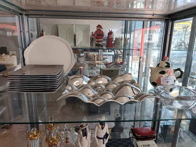 10 taupe/grijze porseleinen borden villeroy & boch, groot wit porseleinen bord villeroy & boch, (fruit)schaal leonardo, kristallen asbak royales de champagne 1666, vintage villeroy & boch wildrose theepot - afbeelding 1 van  15