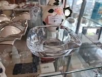 10 taupe/grijze porseleinen borden villeroy & boch, groot wit porseleinen bord villeroy & boch, (fruit)schaal leonardo, kristallen asbak royales de champagne 1666, vintage villeroy & boch wildrose theepot - afbeelding 8 van  15
