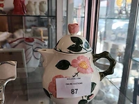 10 taupe/grijze porseleinen borden villeroy & boch, groot wit porseleinen bord villeroy & boch, (fruit)schaal leonardo, kristallen asbak royales de champagne 1666, vintage villeroy & boch wildrose theepot - afbeelding 11 van  15