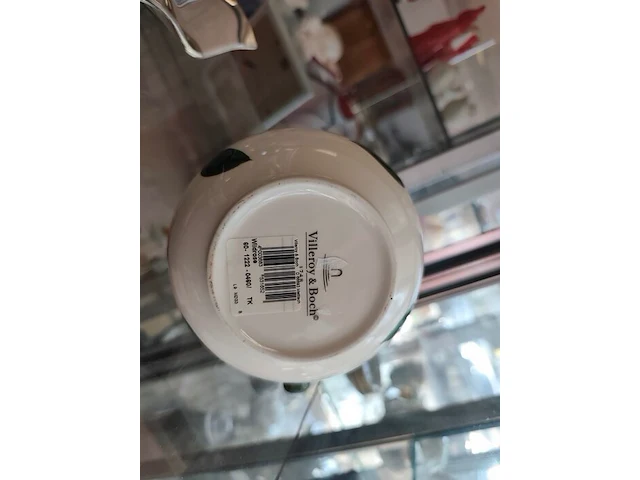 10 taupe/grijze porseleinen borden villeroy & boch, groot wit porseleinen bord villeroy & boch, (fruit)schaal leonardo, kristallen asbak royales de champagne 1666, vintage villeroy & boch wildrose theepot - afbeelding 13 van  15