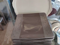 10 taupe/grijze porseleinen borden villeroy & boch, groot wit porseleinen bord villeroy & boch, (fruit)schaal leonardo, kristallen asbak royales de champagne 1666, vintage villeroy & boch wildrose theepot - afbeelding 14 van  15