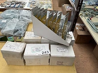 10 x dozen inox schroeven en bouten; 8 x doosjes gipsplaatpluggen