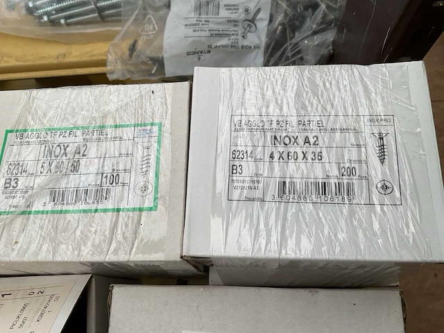 10 x dozen inox schroeven en bouten; 8 x doosjes gipsplaatpluggen - afbeelding 9 van  11