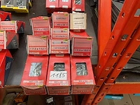 10 x dozen kozijnschroeven; metalen pluggen