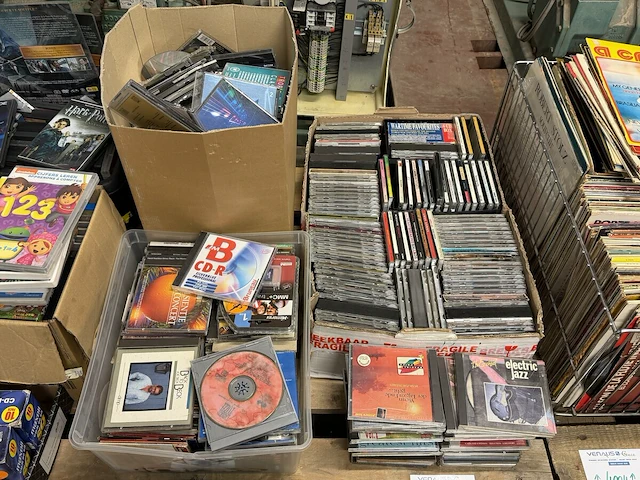 100 cd's - afbeelding 1 van  2