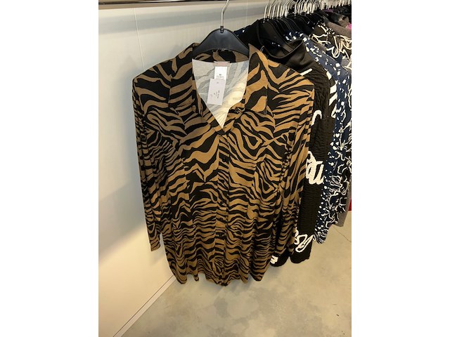 100 dames blouses, rokken, truien - afbeelding 1 van  5