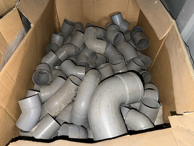 100 pvc verdeelstukken/moffen/bochten - afbeelding 1 van  7