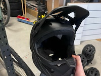 100% status full face helm zwart s - afbeelding 1 van  1