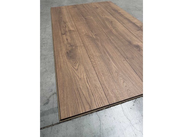 105,28 m² laminaatvloer 8mm - afbeelding 2 van  3