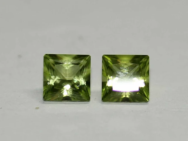 1,06ct. vierkante appelgroene peridoot-edelsteen - afbeelding 1 van  8