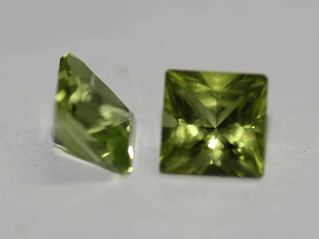 1,06ct. vierkante appelgroene peridoot-edelsteen - afbeelding 2 van  8