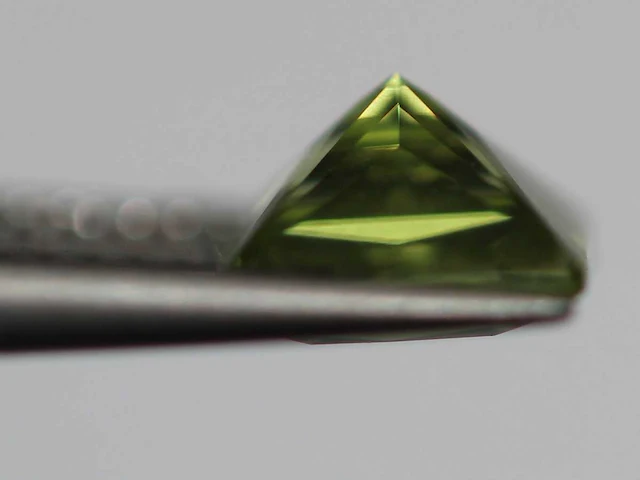 1,06ct. vierkante appelgroene peridoot-edelsteen - afbeelding 6 van  8