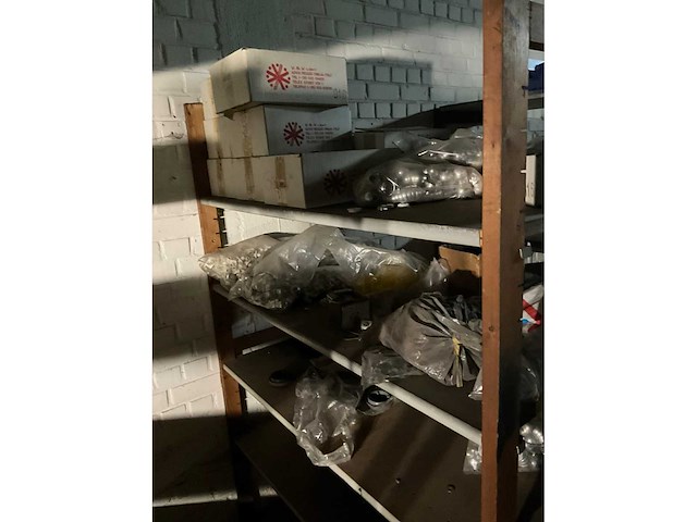 10m houten opbergrekken met inhoud - afbeelding 21 van  35