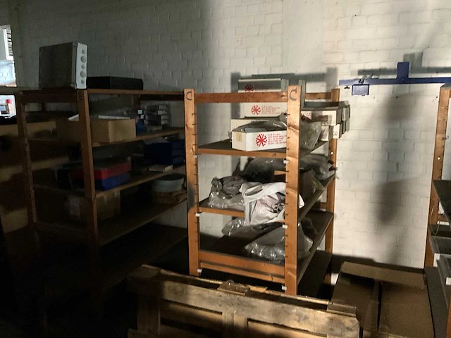 10m houten opbergrekken met inhoud - afbeelding 1 van  35