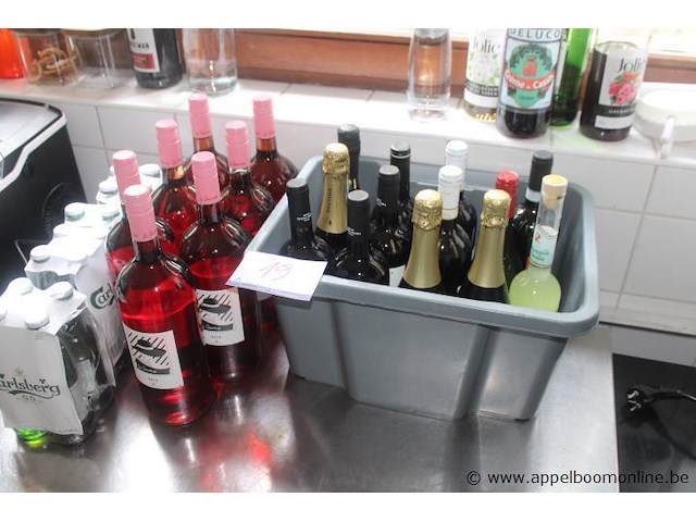 10x flessen rosé wijn, la graziosa, 75cl, 8x donkere flessen wijn/sterke drank, 3x flessen mousserende wijn, fles limoncello, piemonte, 2x 4-packs bier, carlsberg, 0.0% vol - afbeelding 1 van  3