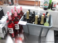 10x flessen rosé wijn, la graziosa, 75cl, 8x donkere flessen wijn/sterke drank, 3x flessen mousserende wijn, fles limoncello, piemonte, 2x 4-packs bier, carlsberg, 0.0% vol