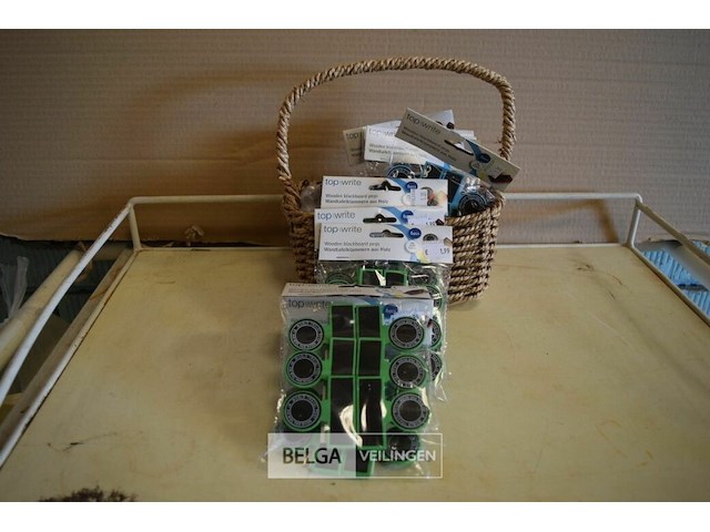 10x6pcs schoolbord op wasknijper in rieten korfje - afbeelding 1 van  3