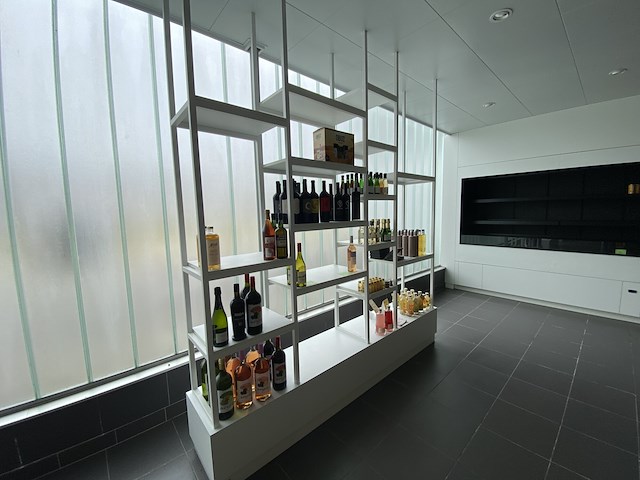 11 - designrek met banken en sokkel - afbeelding 1 van  1