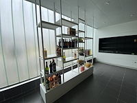11 - designrek met banken en sokkel