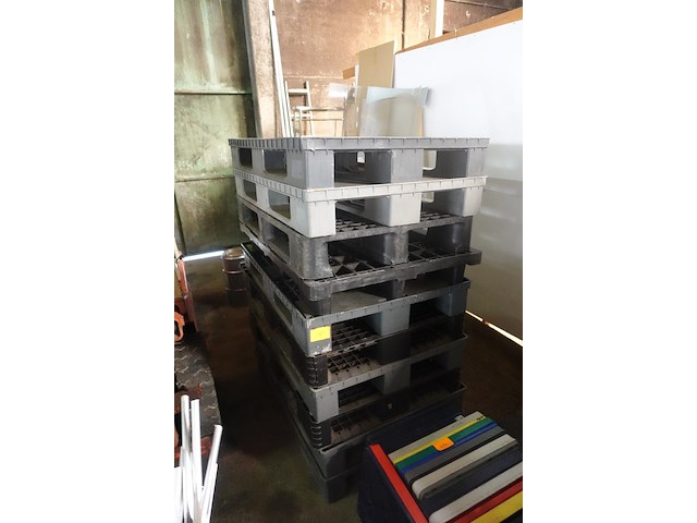 11 plastieken paletten - afbeelding 1 van  3