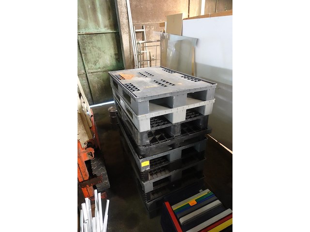 11 plastieken paletten - afbeelding 2 van  3