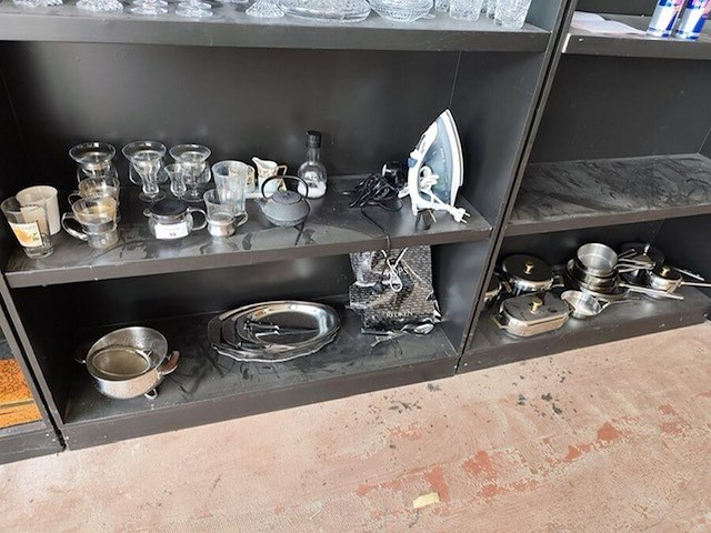 11 potten en pannen, 4 inox schalen, zak met divers bestek, 10 glazen, haardroger, stoomstrijkijzer bosch - afbeelding 1 van  9