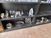 11 potten en pannen, 4 inox schalen, zak met divers bestek, 10 glazen, haardroger, stoomstrijkijzer bosch - afbeelding 1 van  9
